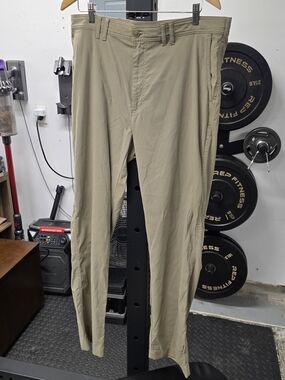 Roundtree & Yorke Men's Tan Chino Pants